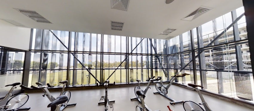 Gimnasio y vista a la cancha de la Universidad Panamericana de Guadalajara