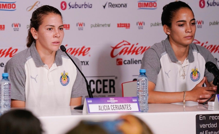 Alicia Cervantes y Carolina Jaramillo en conferencia