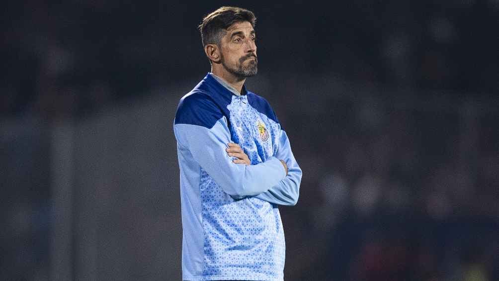 Paunovic dirigiendo a Chivas