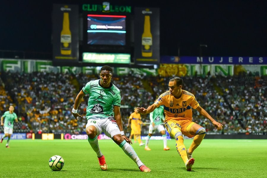 Yairo Moreno en un juego contra Tigres