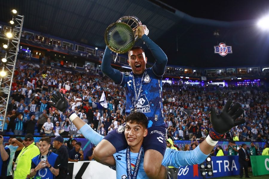 'Chiquito' Sánchez con el trofeo de Concachampions