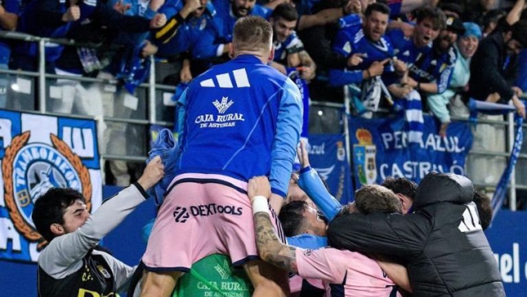 El Oviedo festeja el triunfo ante el Eibar