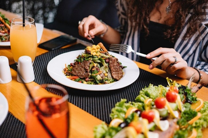 Las mujeres buscan la carne para cuidar su alimentación.