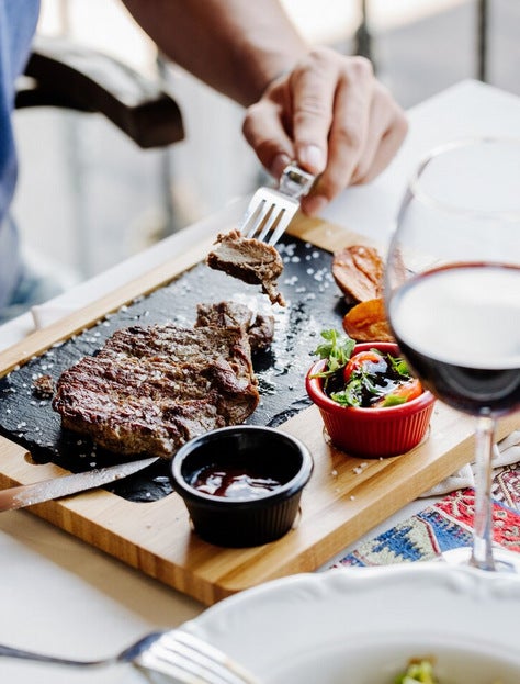 El estudio revela que el hombre es quien come más carne por cuestiones culturales.