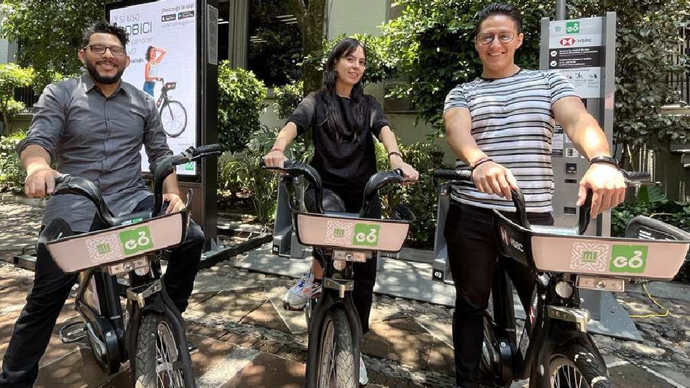 Miles de usuarios se transportan en bicicleta diariamente en la Ciudad de México. 