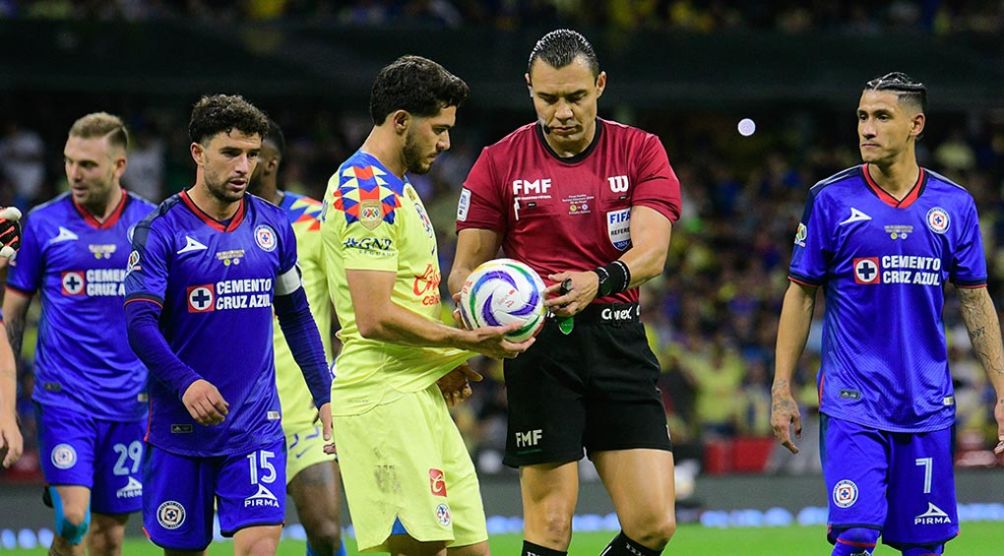 Henry Martín, antes de cobrar el penalti que le dio el título a América vs La Máquina