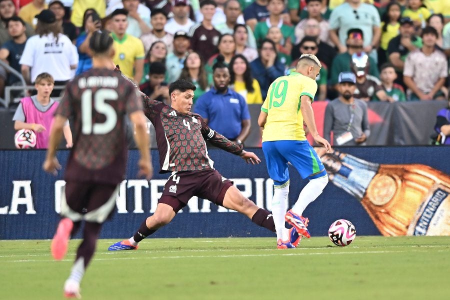 Edson Álvarez contra Brasil