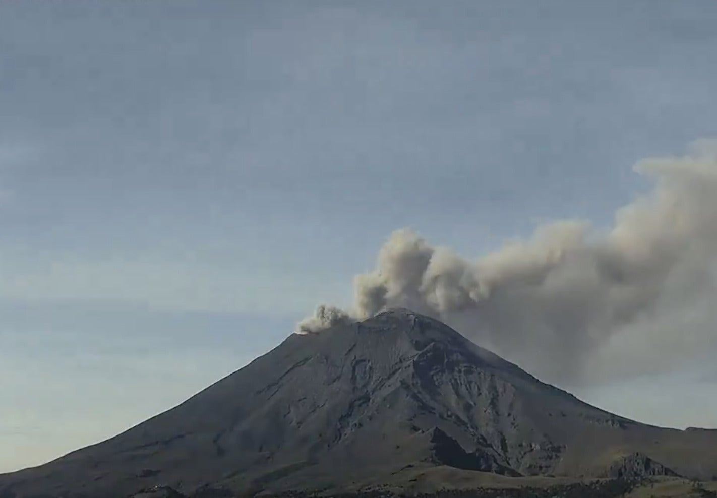 Fueron 33 las exhalaciones que sacó por la mañana el volcán.