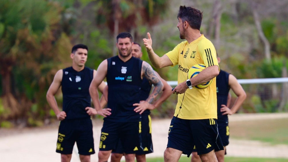 Paunovic en sus primeros entrenamietos con Tigres