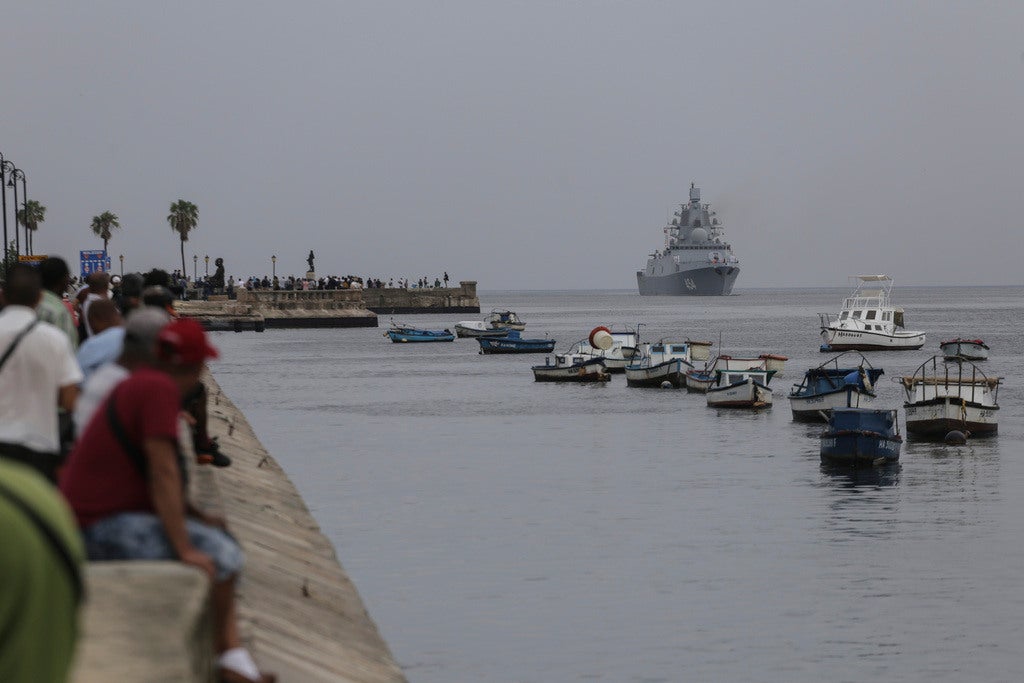 Las naves rusas estuvieron acompañadas por pequeñas embarciones cubanas.