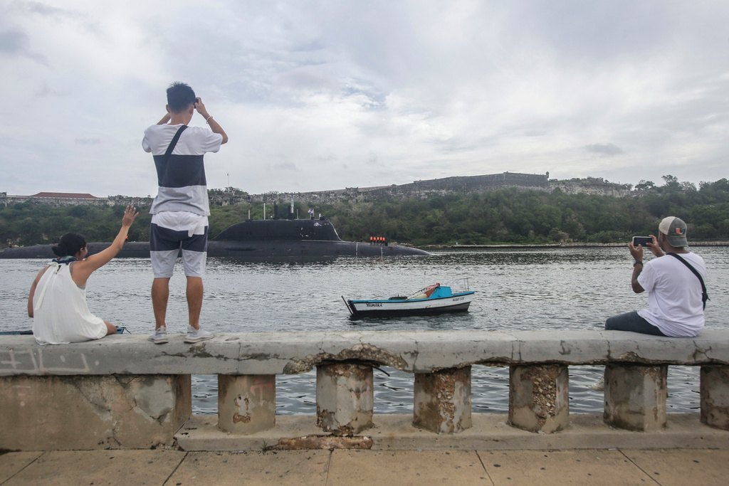 Los cubanos admiraron las naves que se paseaban por La Habana.