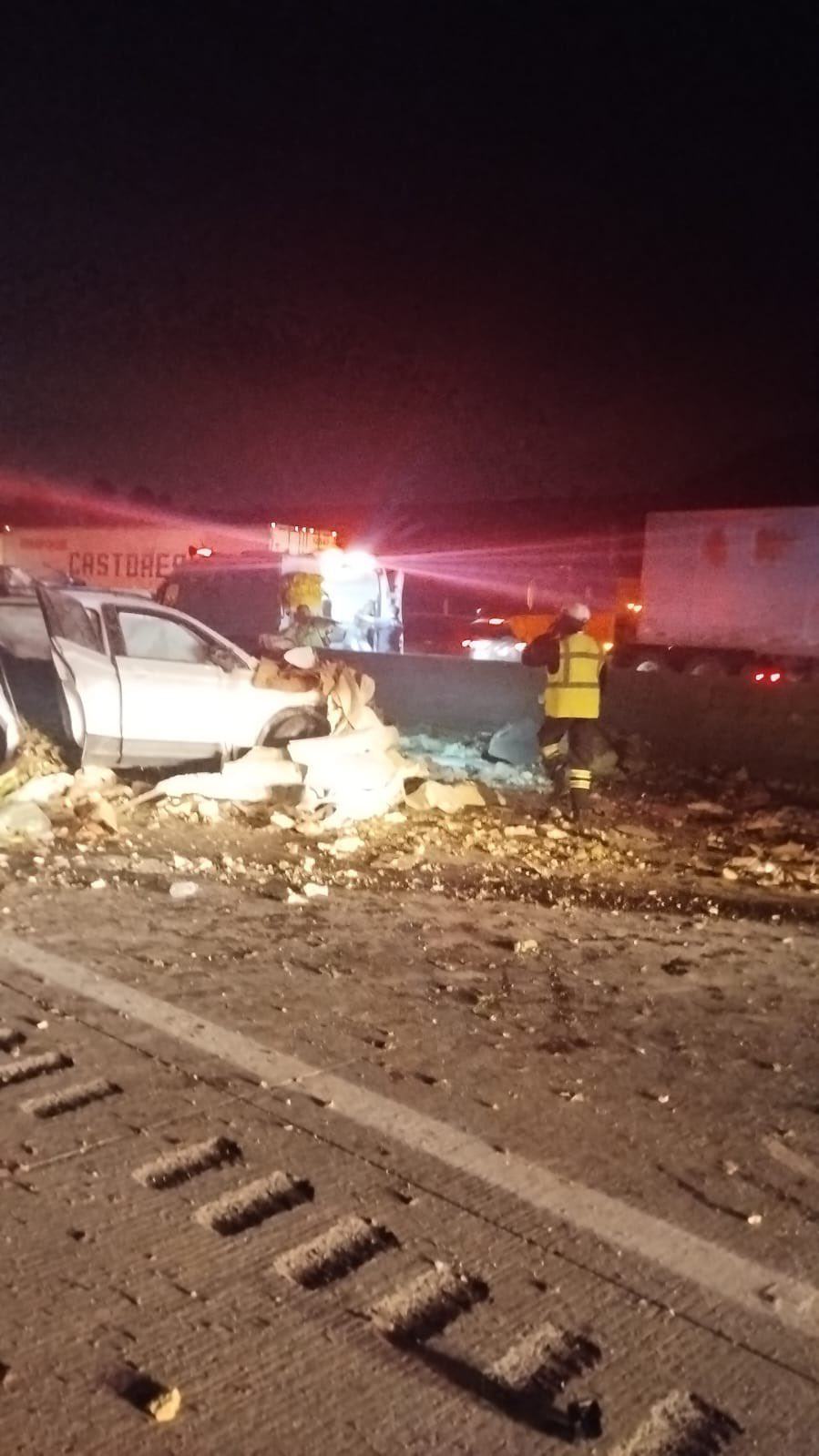 Los vehículos fueron retirados con maquinaria pesada.