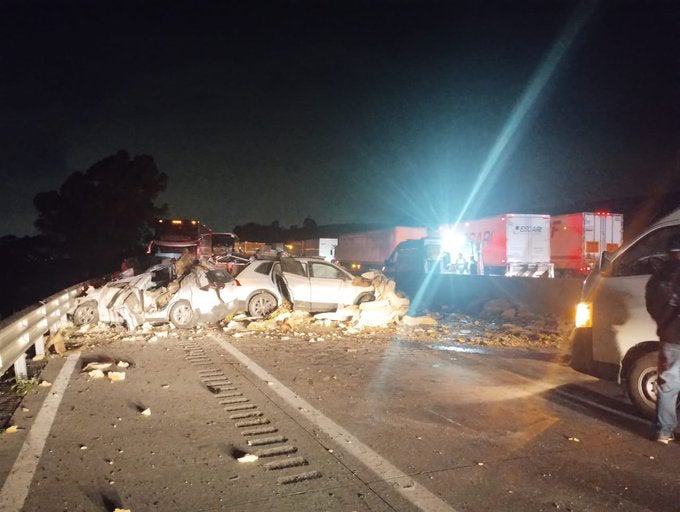 El tráfico duró por horas en lo que reabrían la autopista.