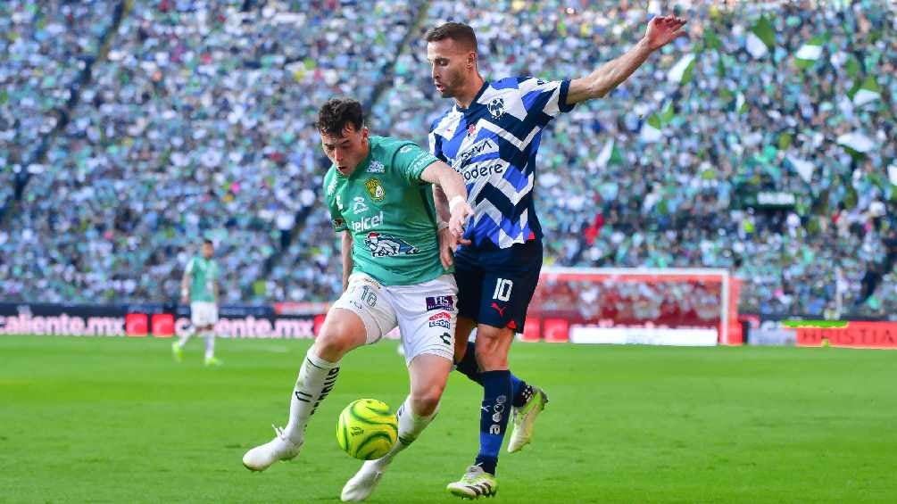 Federico Viñas disputa un balón