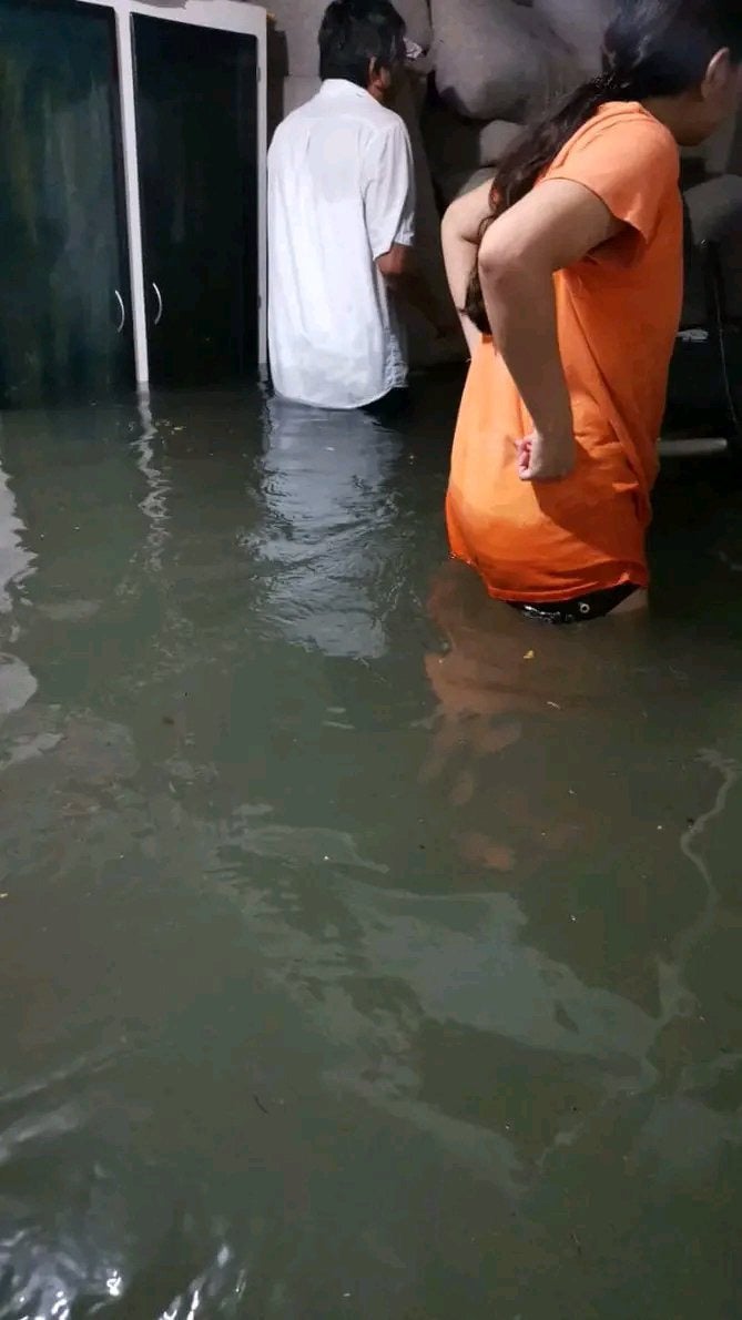 La gente trató de salvar sus muebles y cosas personales.