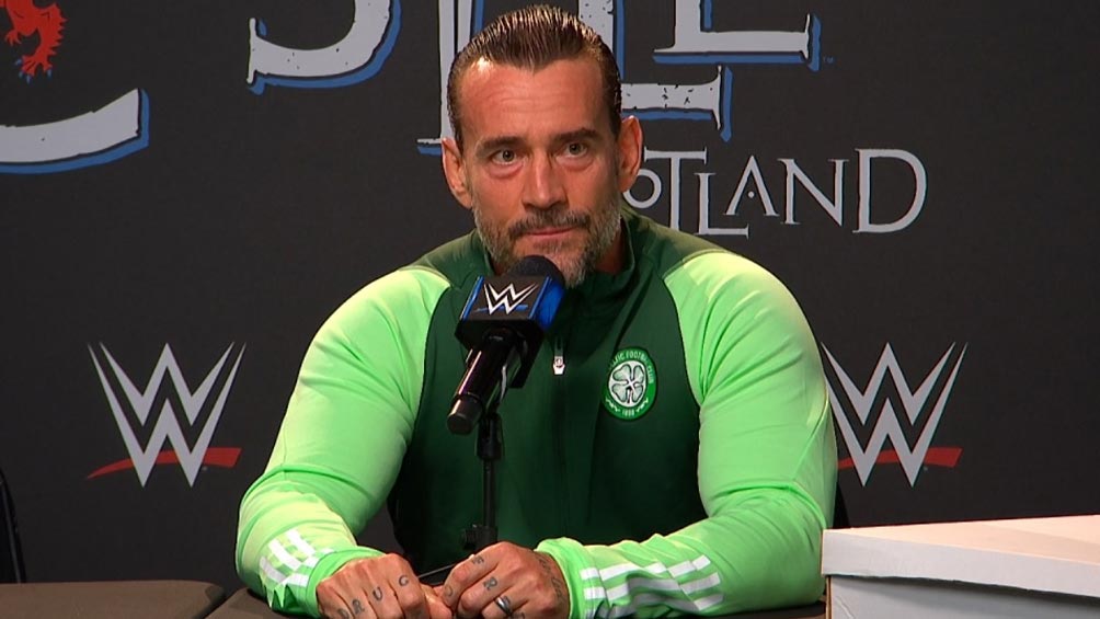 Al final, Punk se dejó ver con una sudadera del Celtic