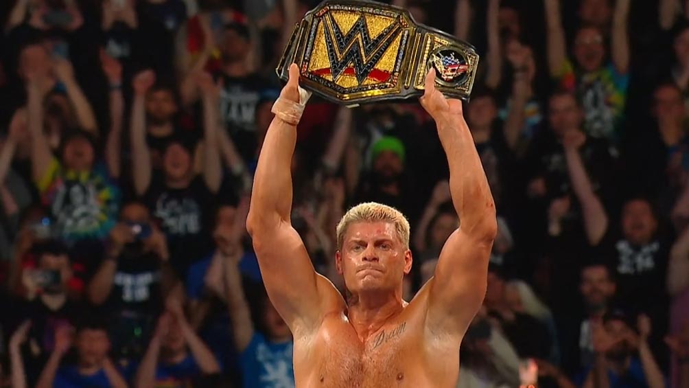 Cody Rhodes celebra la retención del Campeonato de la WWE