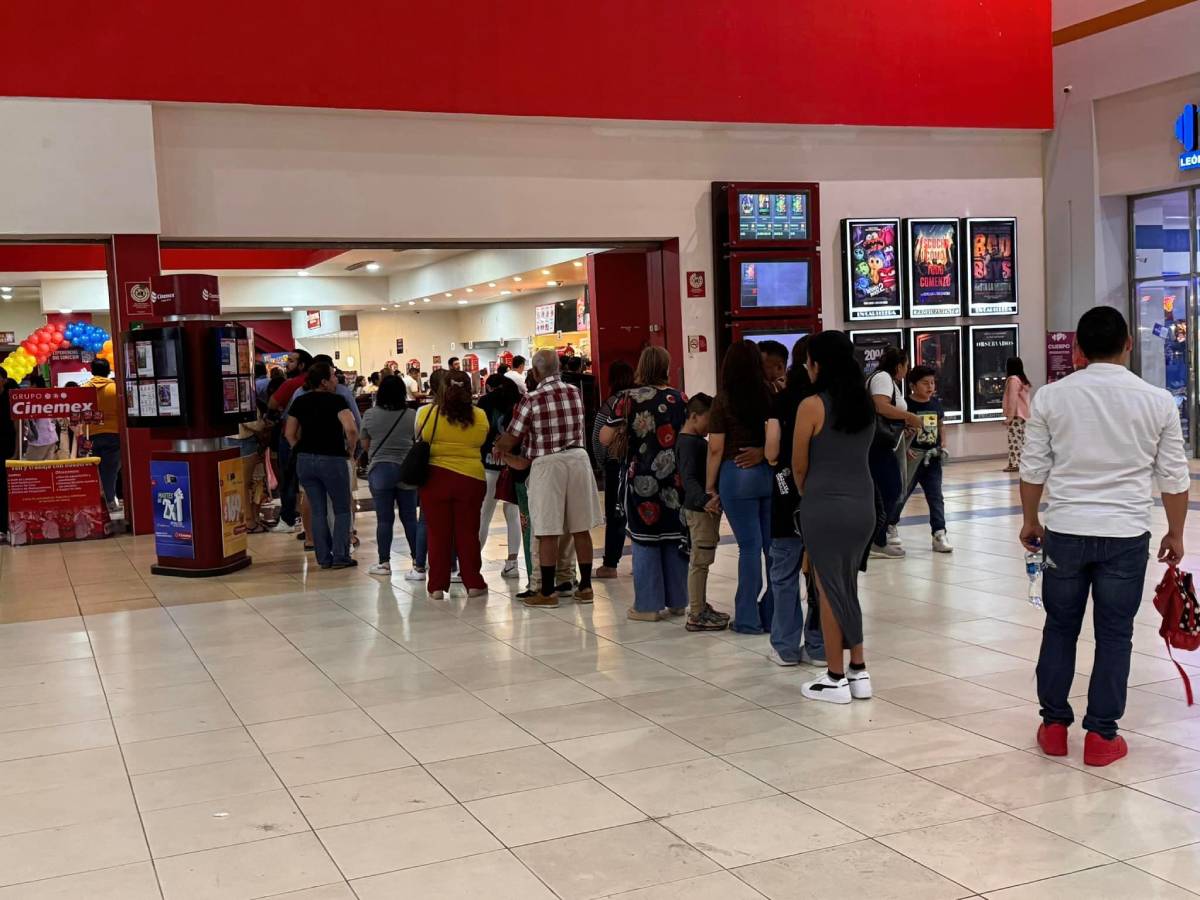 Se reportaron largas filas en varios cines del país.