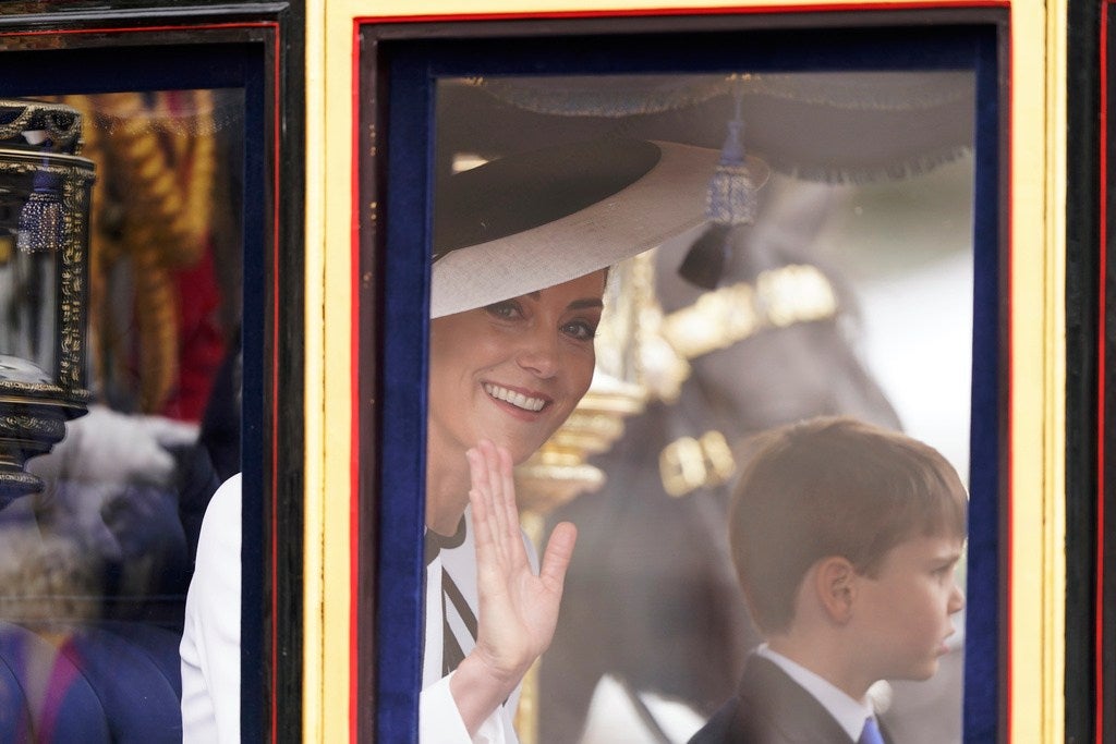 La Princesa de Gales saludaba al público que estaba atenda al desfile.