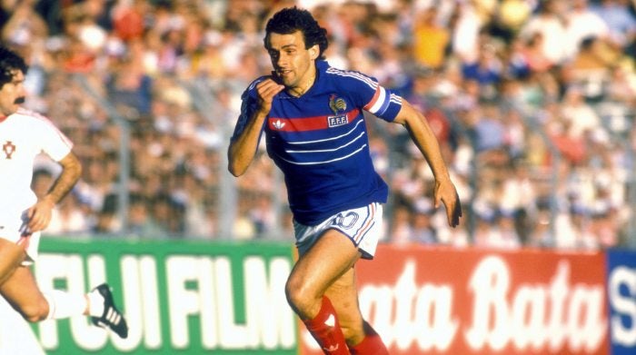 Michel Platini en un partido de Francia