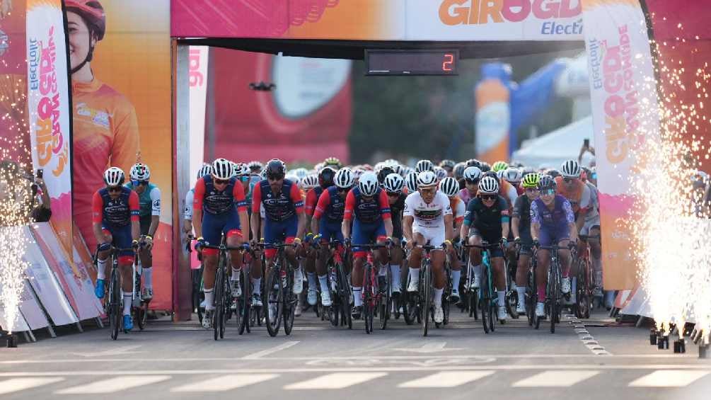 Más de mil ciclistas rodaron por las principales calles de la capital tapatía