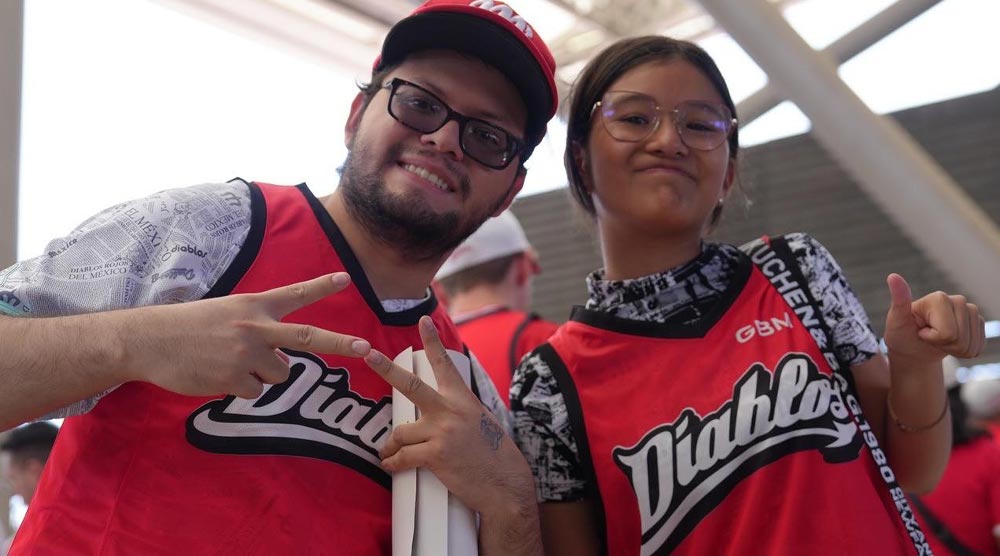 También se regalaron jerseys del próximo equipo infernal de la LNBP