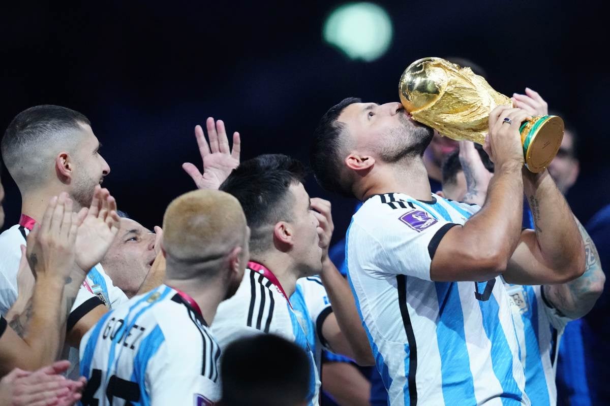 Agüero en la celebración de Argentina y su campeonato