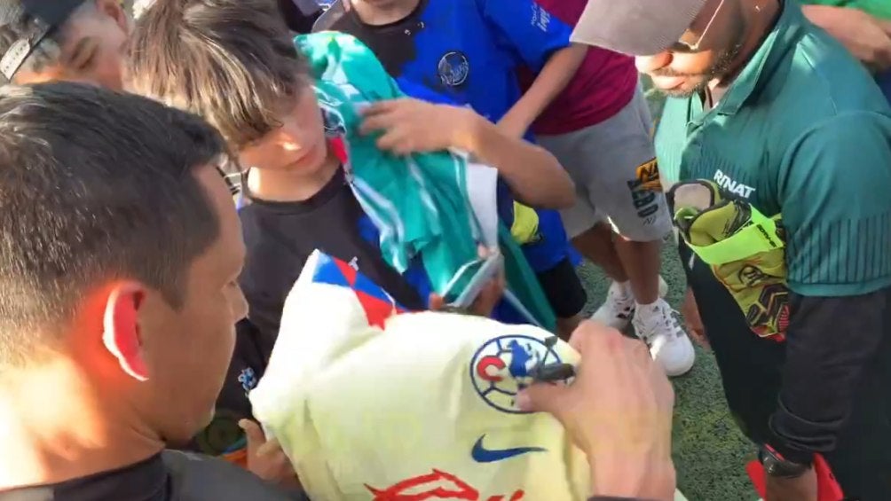 ¡Ya firma la del América! Rodolfo Cota es captado autografiando camiseta de las Águilas