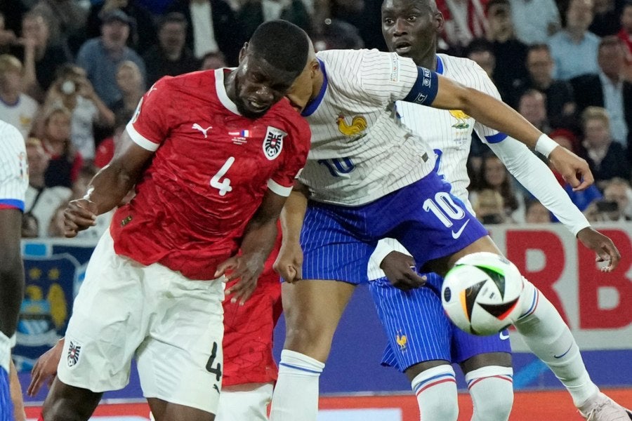 Kylian Mbappé chocó con Kevin Danso