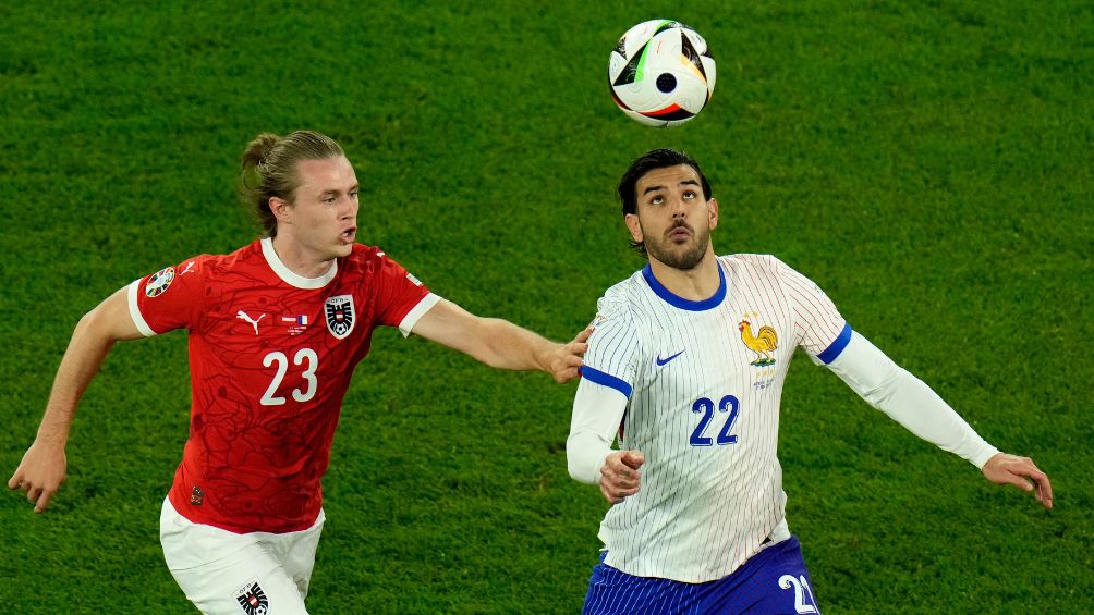 Hernández pelea el balón en el juego ante Austria