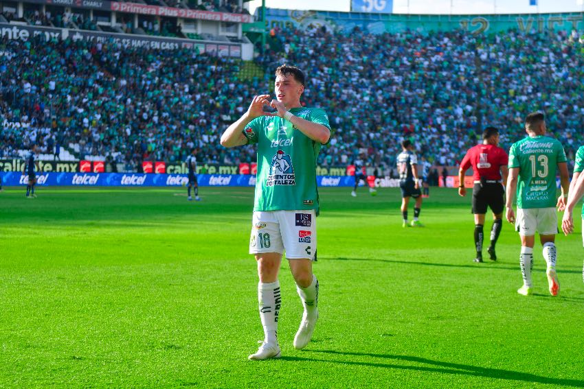 Federico Viñas en celebración de gol con León