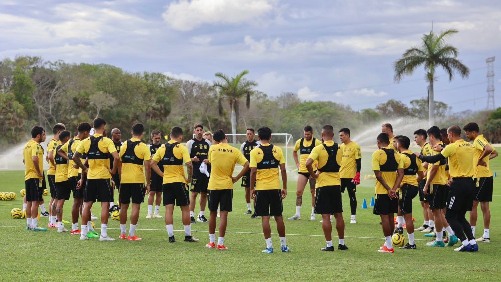 Paunovic en sus primeros entrenamietos con Tigres