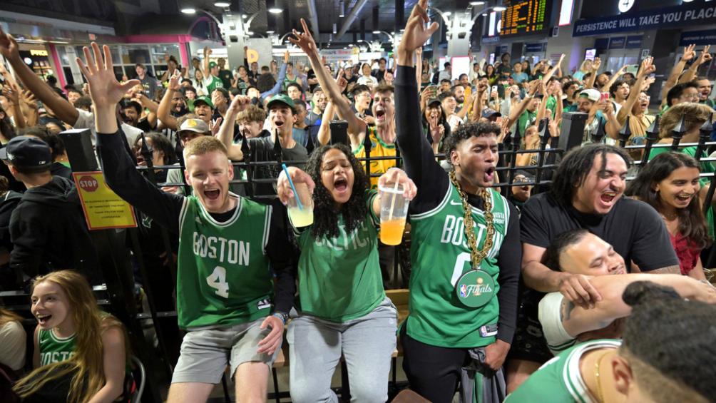 Afición de Celtics apoyando dentro y fuera del TD Garden