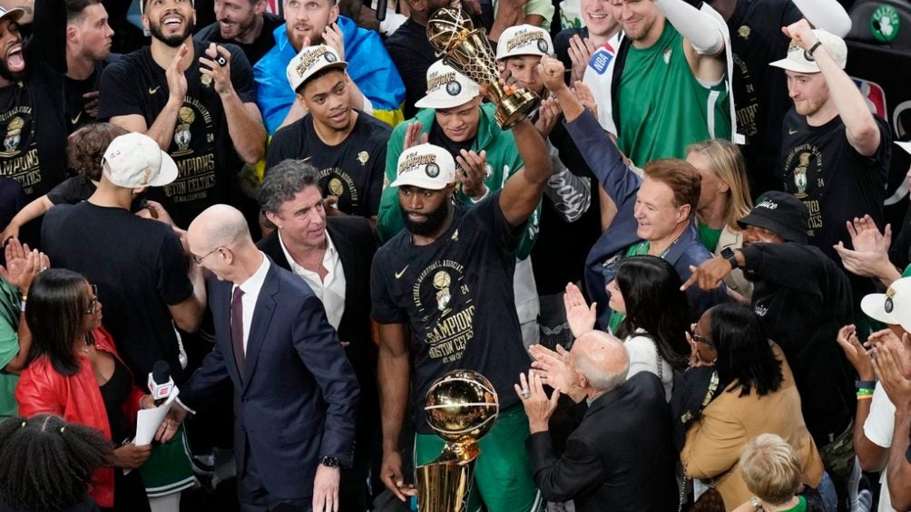 Jaylen Brown con el trofeo Bill Rusell por ser el MVP