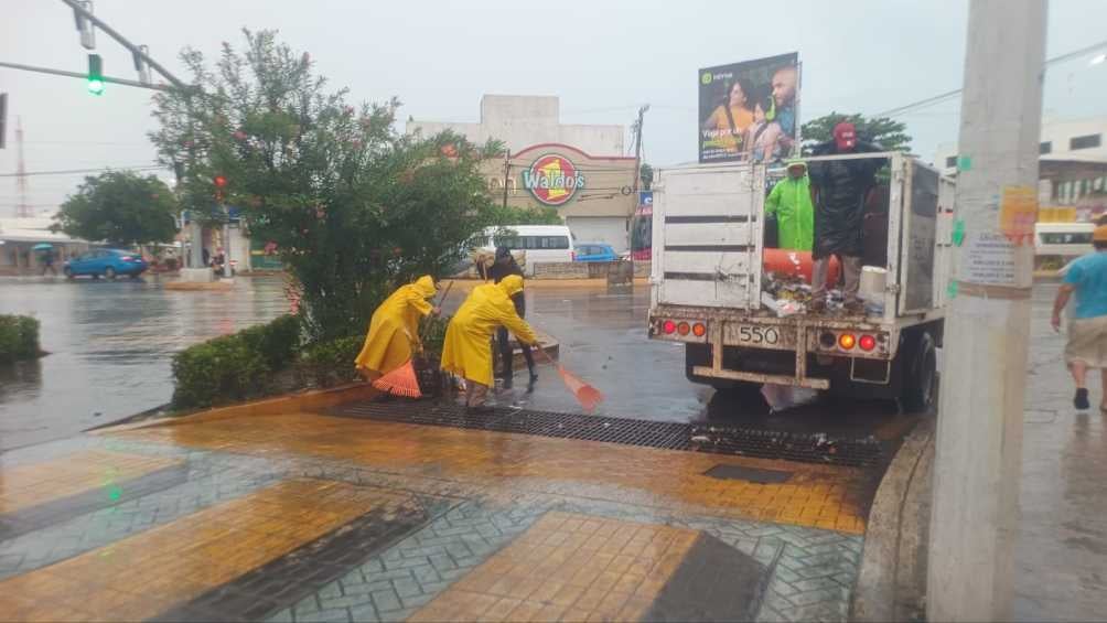 Las autoridades realizaron trabajos para limpiar coladeras. 