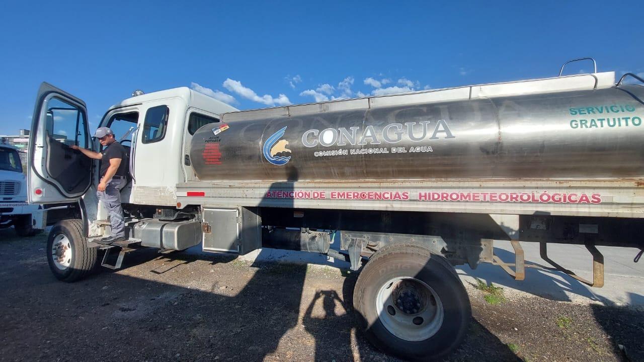 Se pide a la gente recolectar agua para la emergencia.