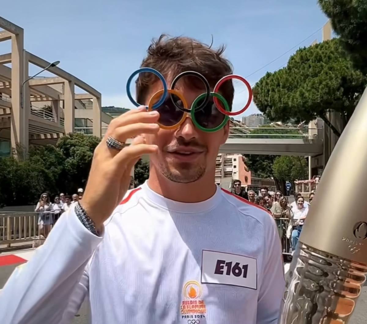 Usando lentes con temática de los Juegos Olímpicos 