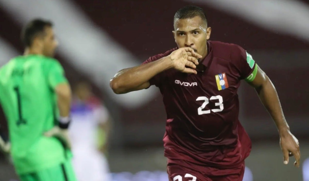 Salomón Rondón festeja anotación con la Vinotinto