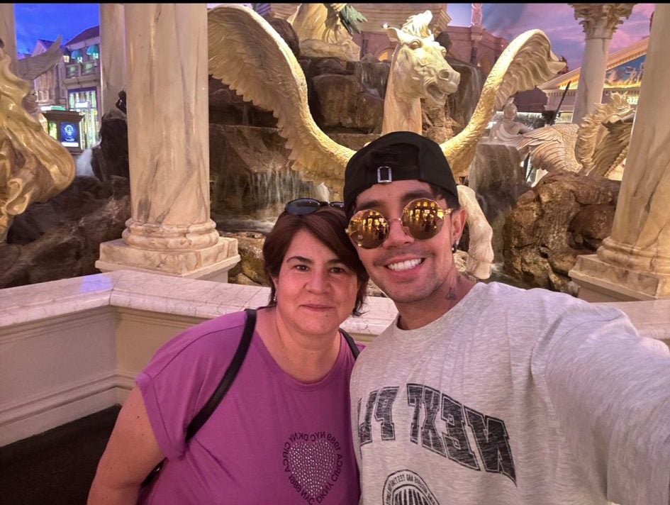 Derek Trejo siempre salía posando con su mamá en las redes.