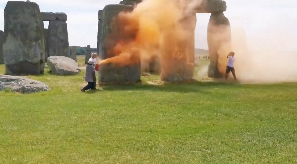 Los manifestantes usaron pintura de maicena para colorear las rocas.