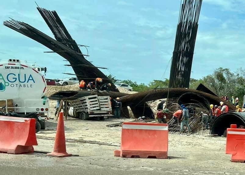 Las estructuras metálicas de un puente del Tren Maya colapsaron por las lluvias.