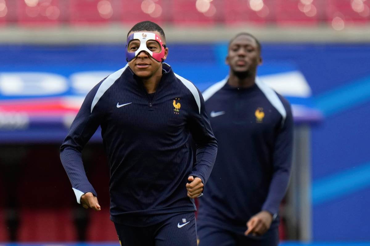 Así luce Mbappé con su máscara 