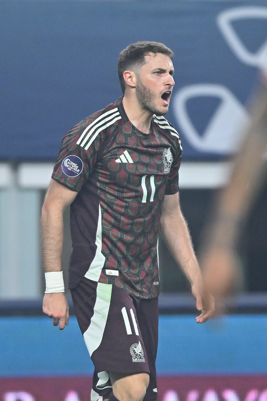 Santi Giménez en un partido de la Selección Mexicana