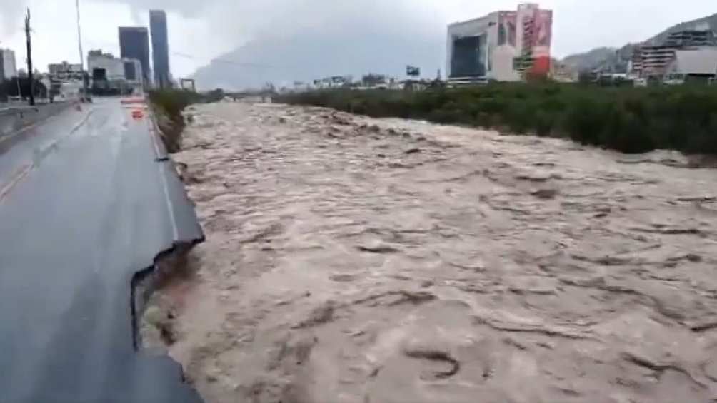 El Río Santa Catarino se desbordó, provocando afectaciones en la zona metropolitana. 