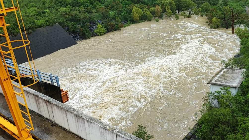 Se abrió una presa para comenzar con la extracción controlada de agua. 