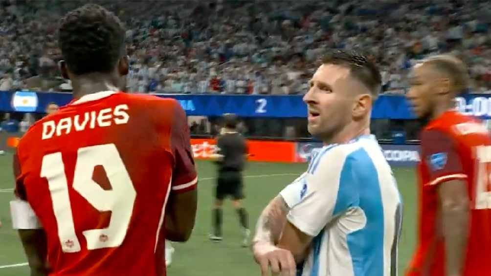 ¡Intercambio entre capitanes! Lionel Messi y Alphonso Davies cambian playeras tras partido