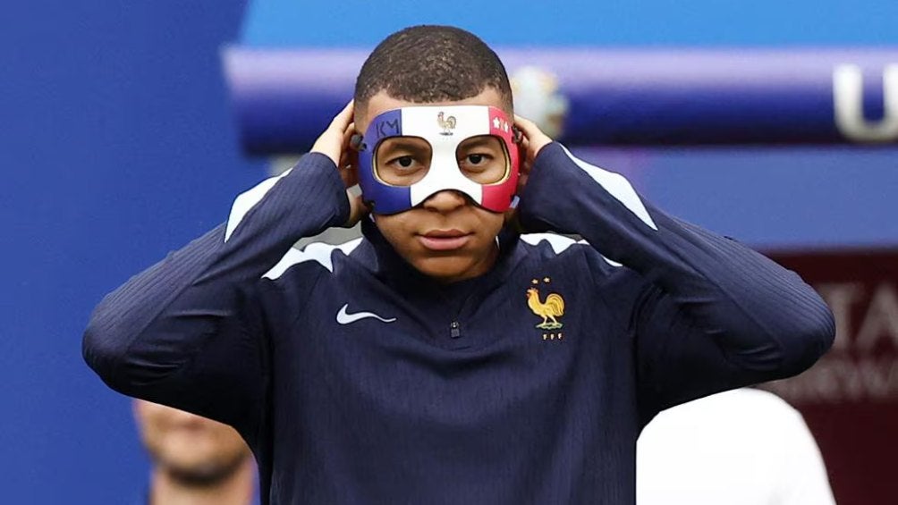 Mbappé con su máscara protectora