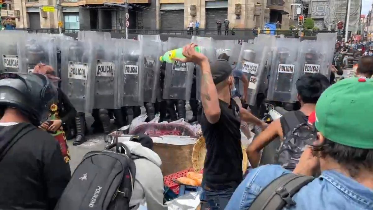 Con botellas fueron agredidos los elementos de seguridad.