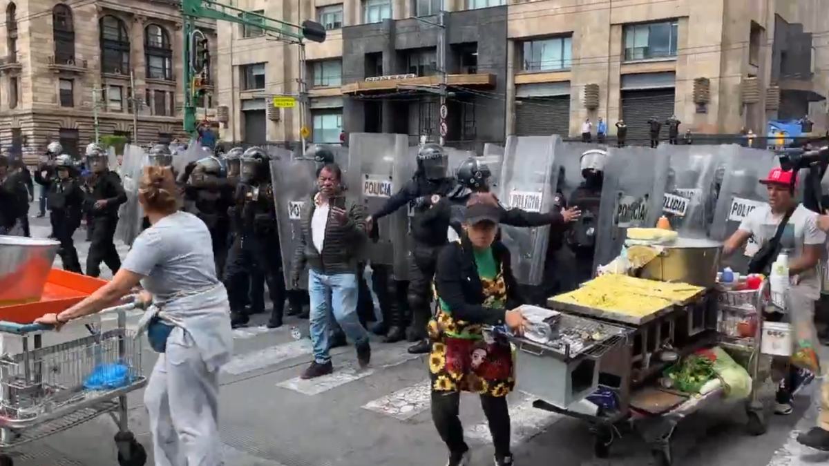 Los manifestantes retiraron sus carritos con los que bloqueban Eje Central.