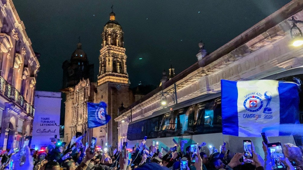 Cruz Azul desata la locura en su llegada a Zacatecas para disputar la Copa por la Paz